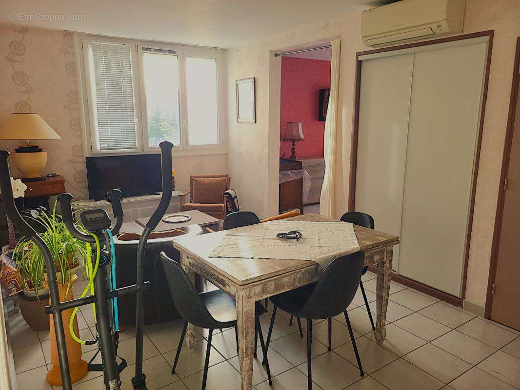 Appartement à BAGNOLS-SUR-CEZE