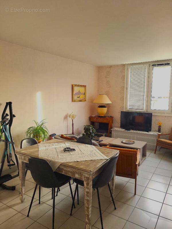 Appartement à BAGNOLS-SUR-CEZE