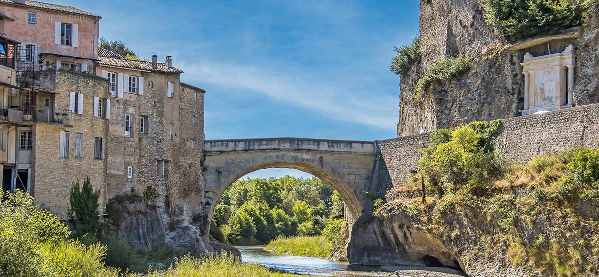 Commerce à VAISON-LA-ROMAINE