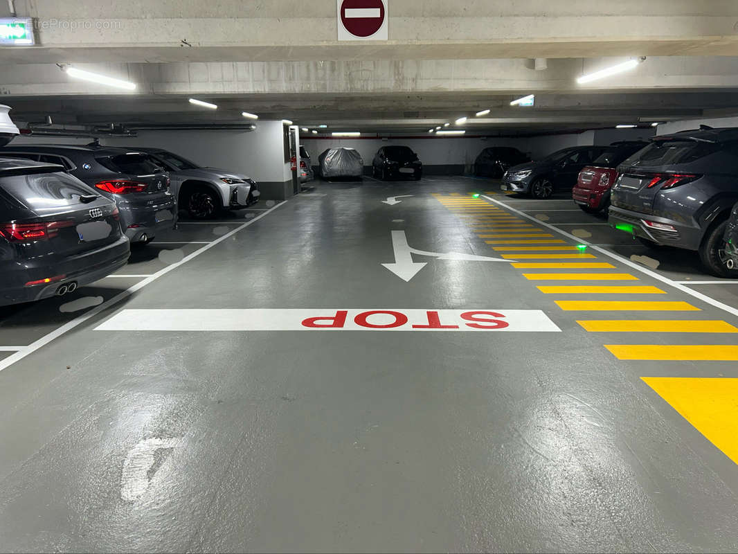 Parking à PARIS-17E