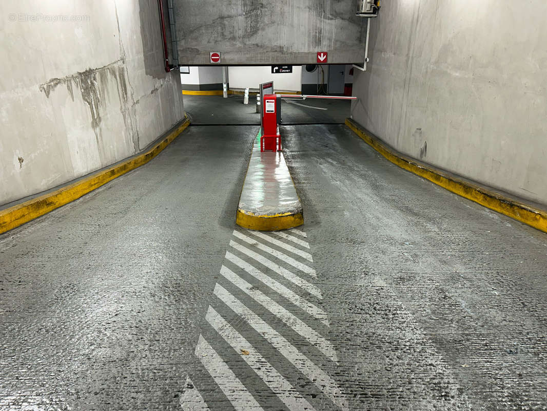 Parking à PARIS-17E