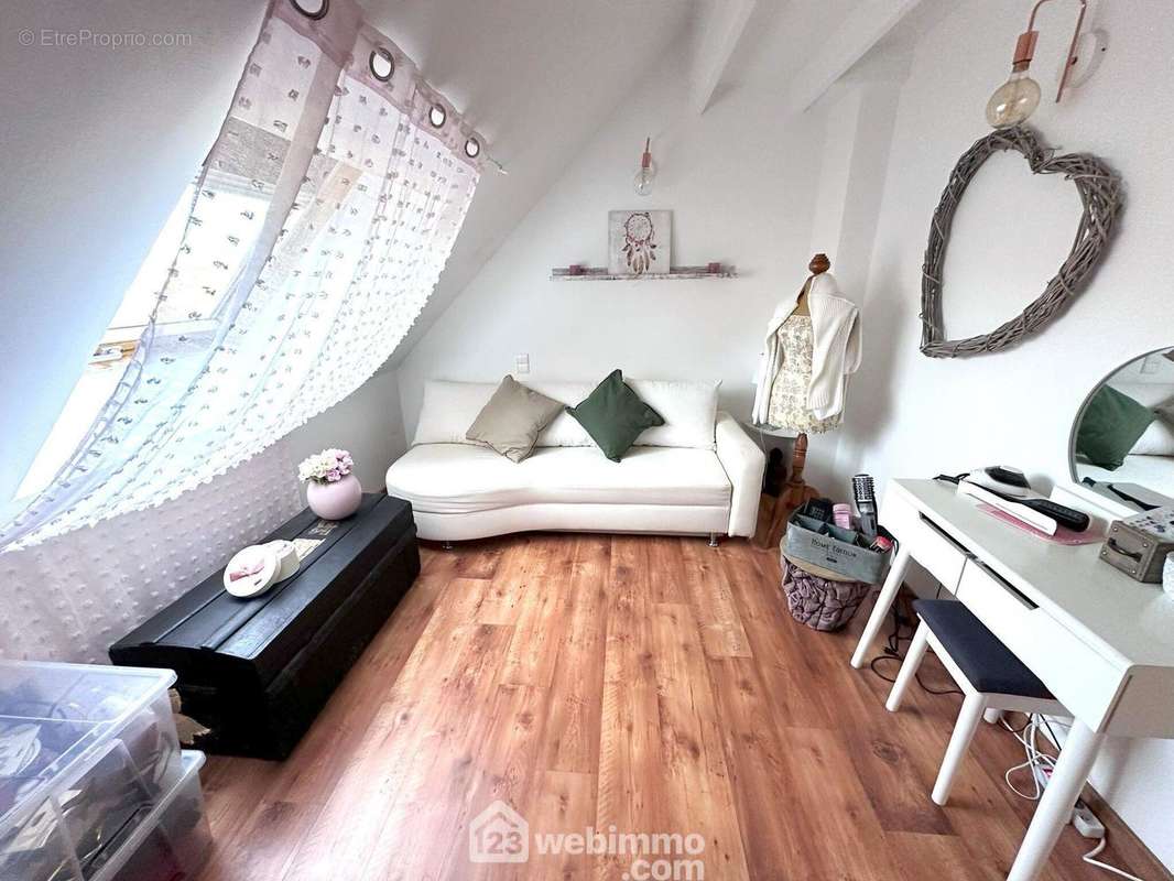 Une première chambre de 10 m² au sol. - Maison à MILLY-LA-FORET