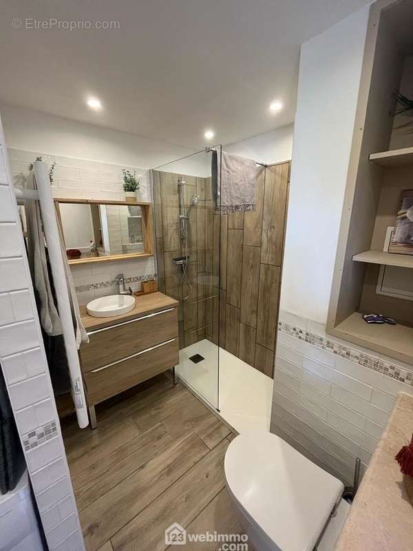 Salle de douche/WC - Appartement à LES ISSAMBRES