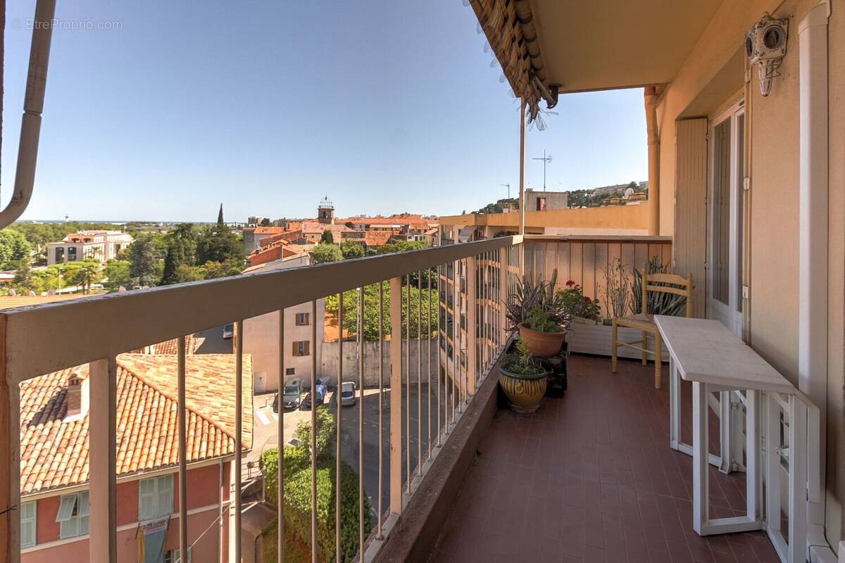 Appartement à SAINT-LAURENT-DU-VAR