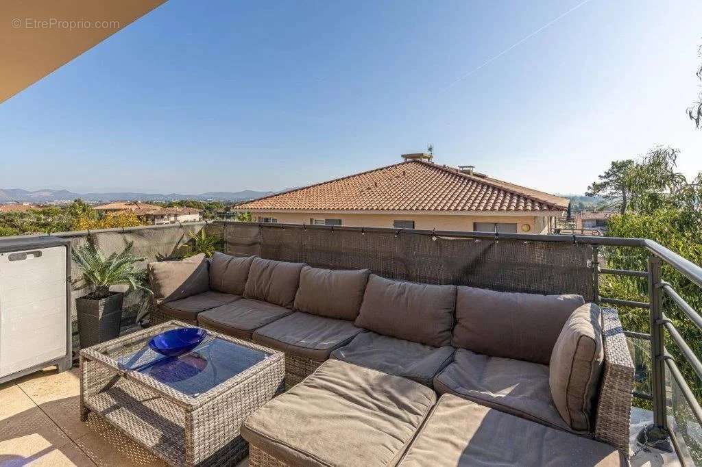 Appartement à ROQUEBRUNE-SUR-ARGENS