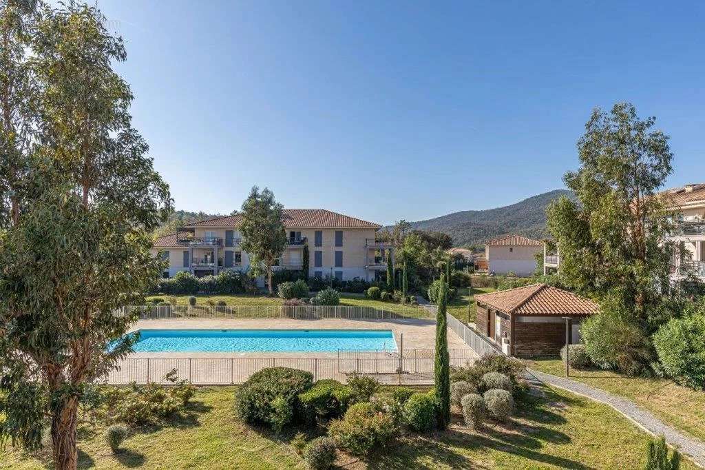 Appartement à ROQUEBRUNE-SUR-ARGENS