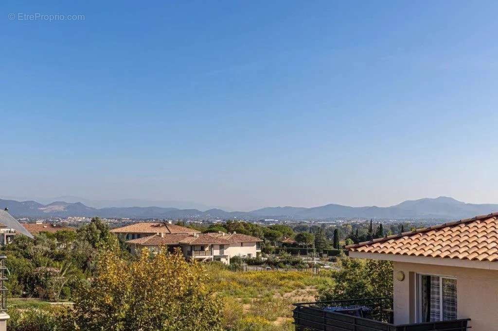 Appartement à ROQUEBRUNE-SUR-ARGENS