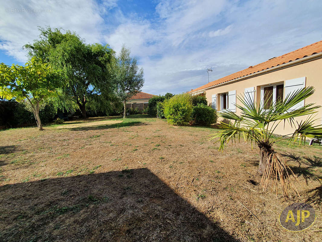 Maison à SAINT-MACAIRE-EN-MAUGES