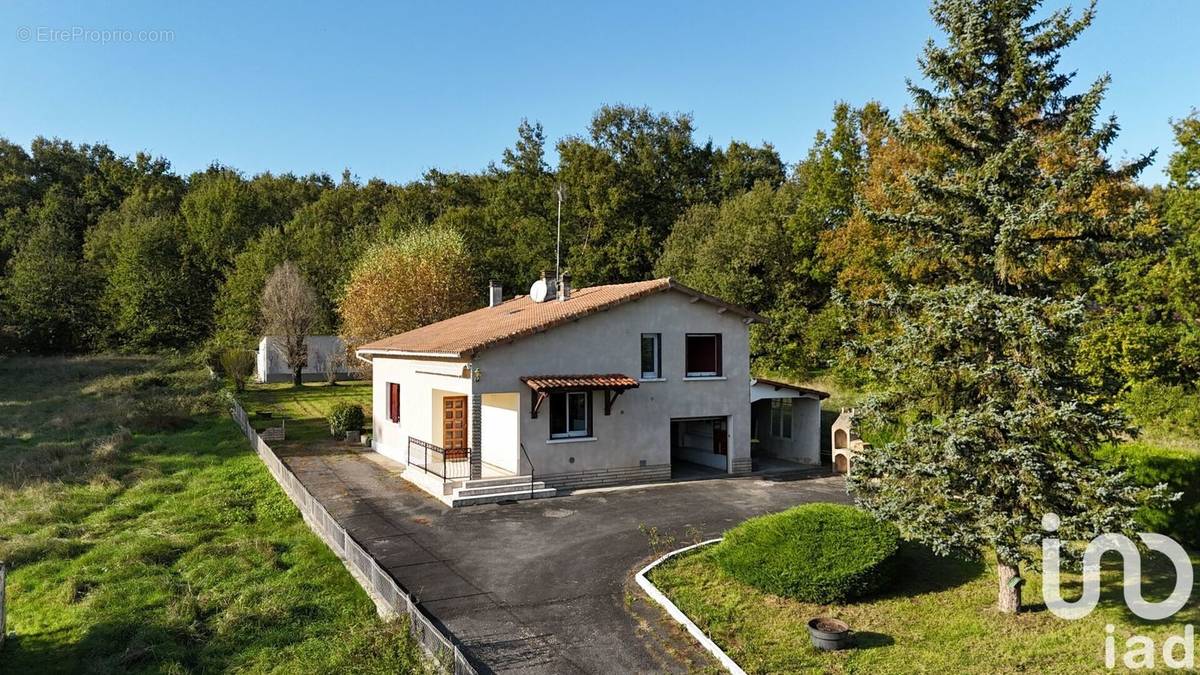 Photo 1 - Maison à ROULLET-SAINT-ESTEPHE