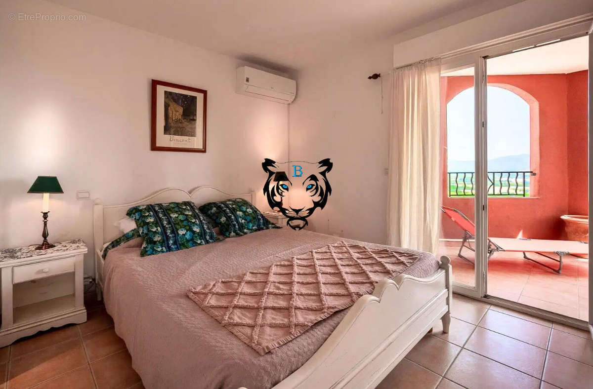 Appartement à ROQUEBRUNE-SUR-ARGENS