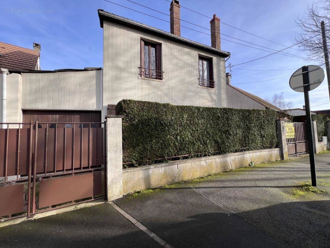 Maison à LES CLAYES-SOUS-BOIS