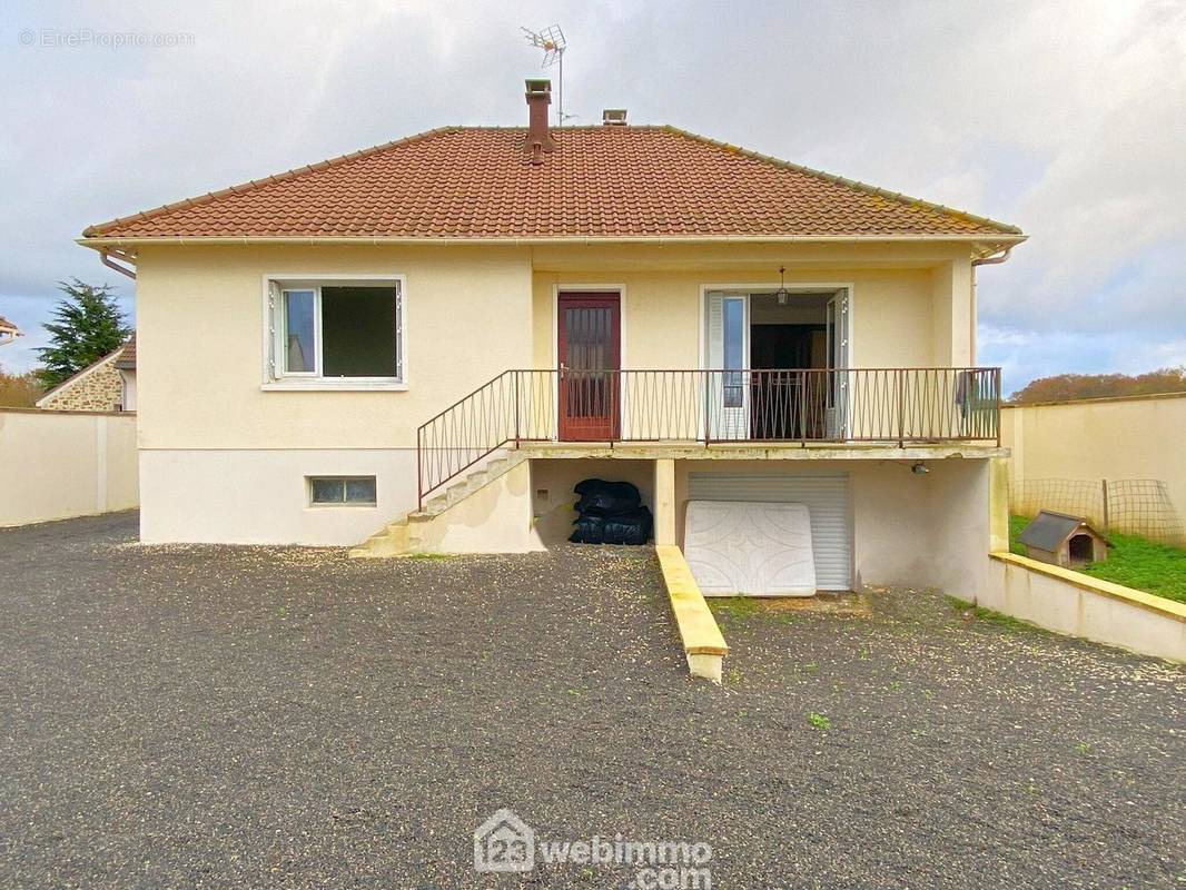 Proche des écoles et des commodités, maison de 70 m² située dans le charmant village de Villiers-en-Bière. - Maison à BARBIZON