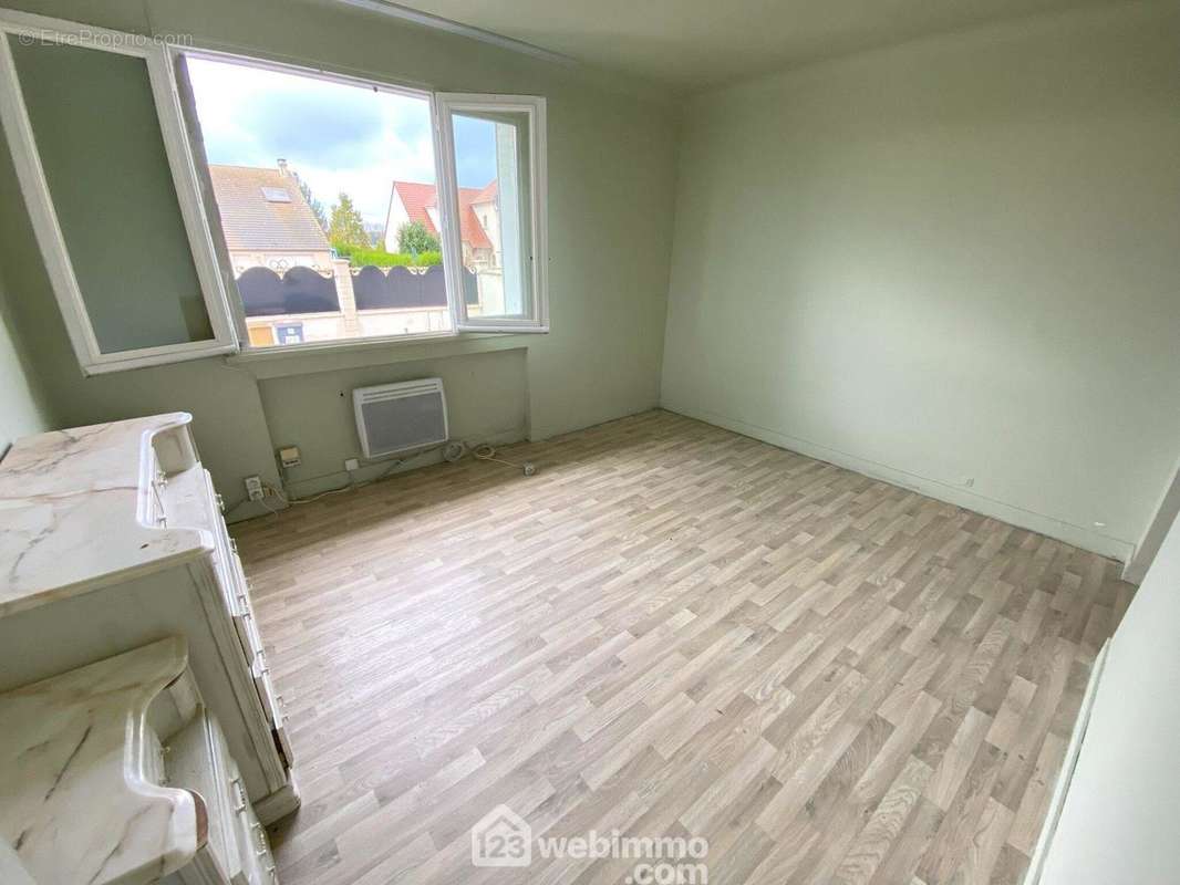 Une première chambre de 14 m². - Maison à BARBIZON