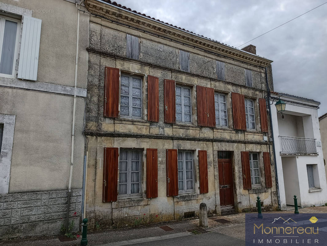 Maison à BAIGNES-SAINTE-RADEGONDE