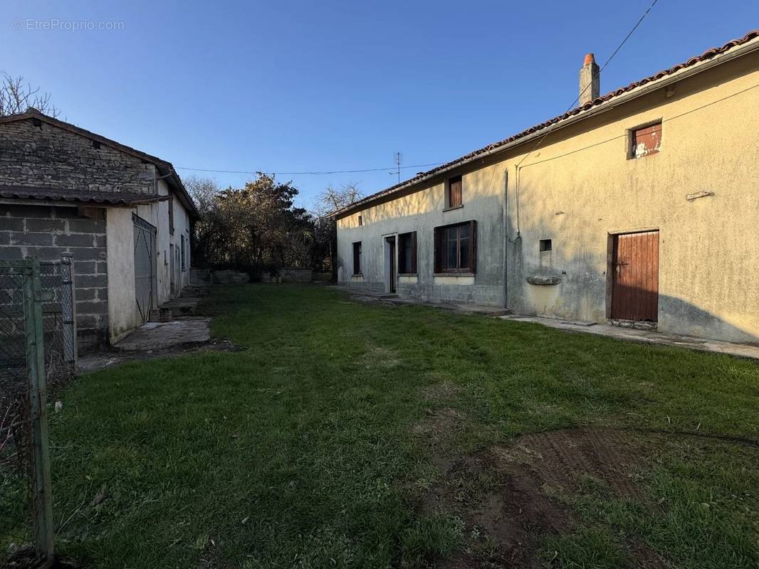 Maison à BIOUSSAC