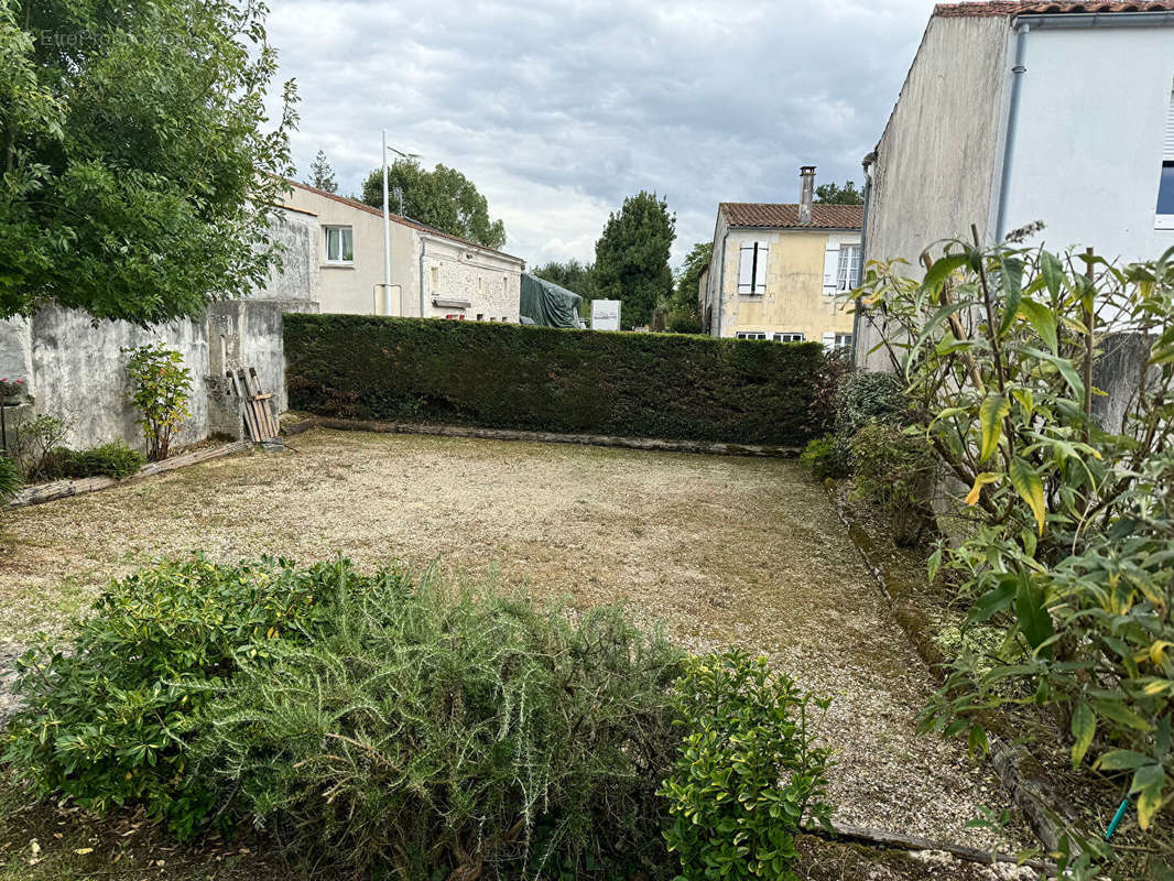 Terrain à TONNAY-CHARENTE