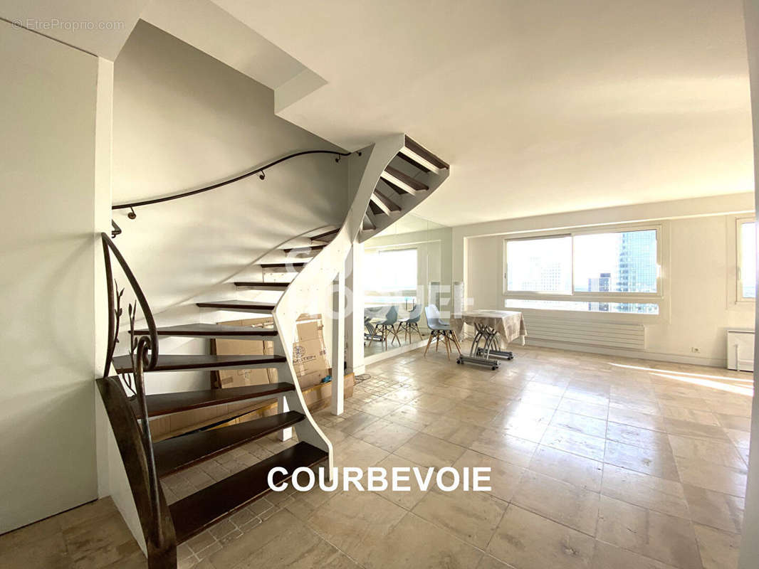 Appartement à COURBEVOIE