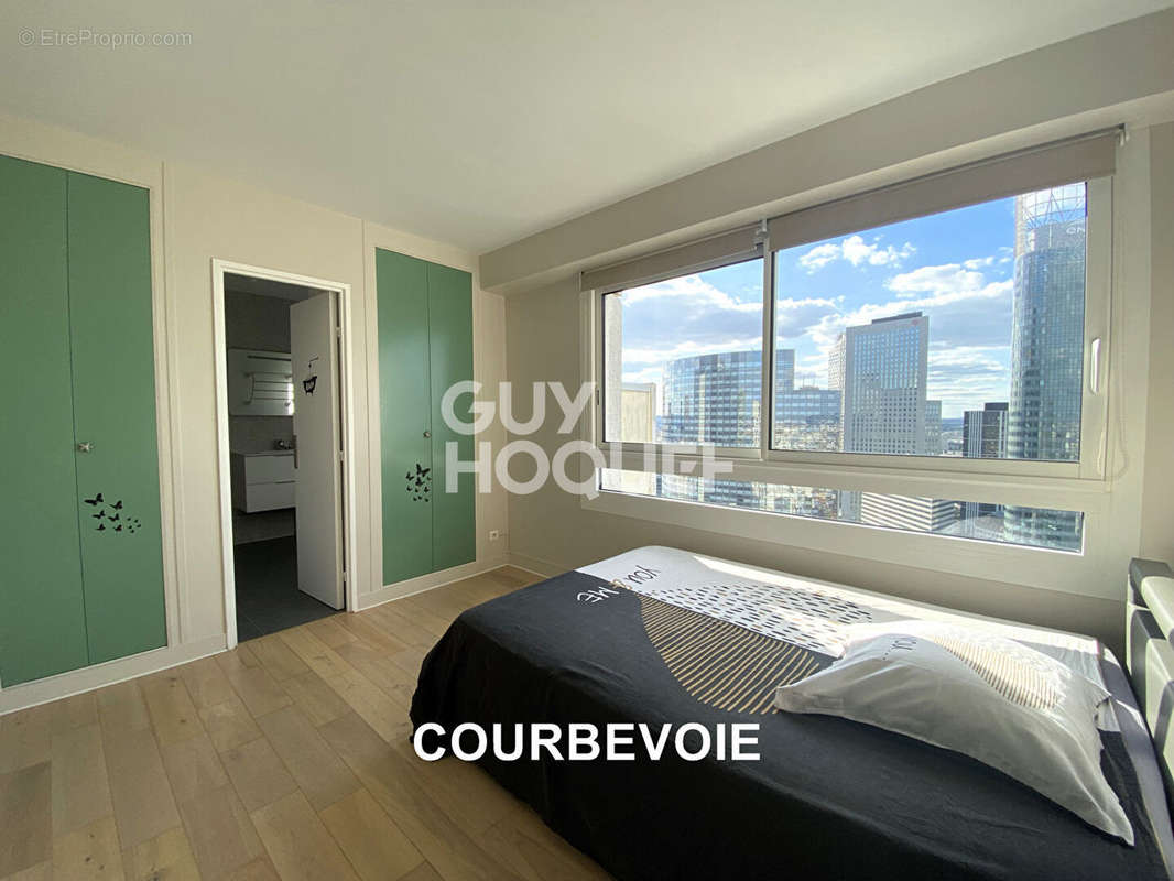 Appartement à COURBEVOIE