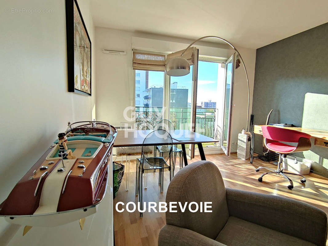 Appartement à COURBEVOIE