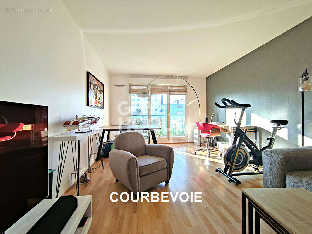 Appartement à COURBEVOIE