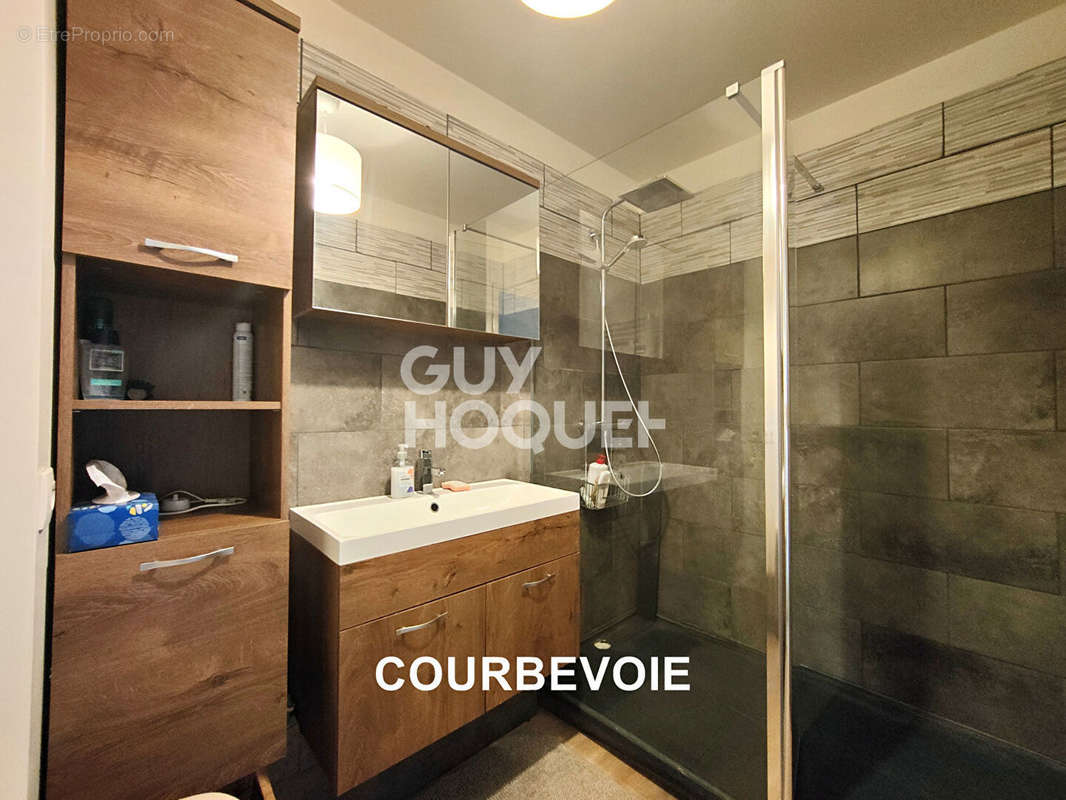 Appartement à COURBEVOIE