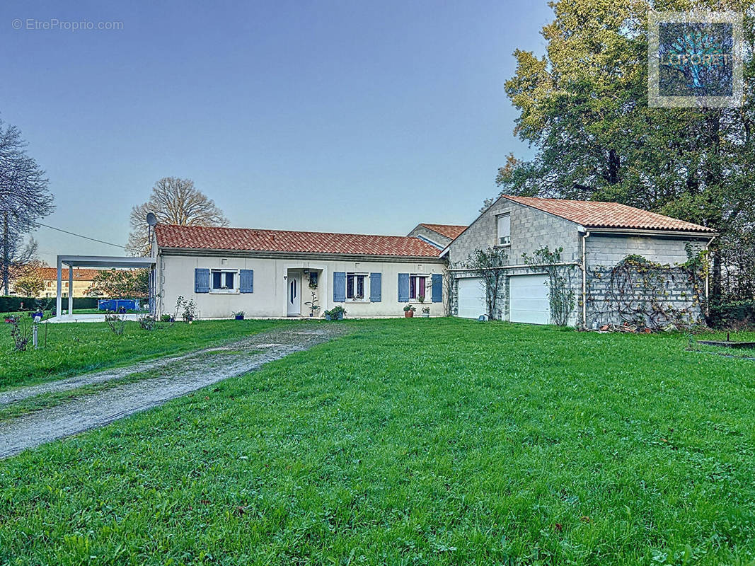 Maison à MONTENDRE