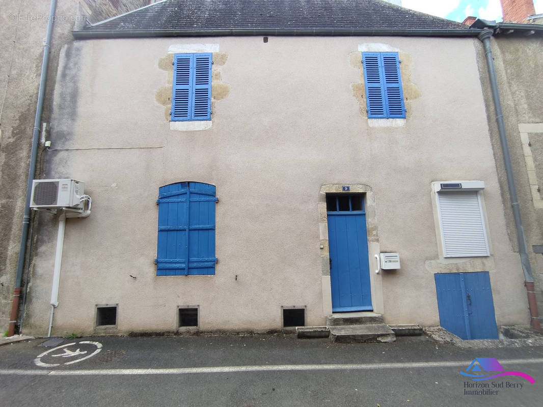 FACADE AVANT - Appartement à CHATEAUMEILLANT