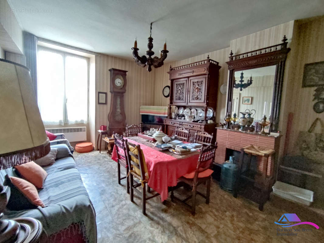 SALON - Appartement à CHATEAUMEILLANT