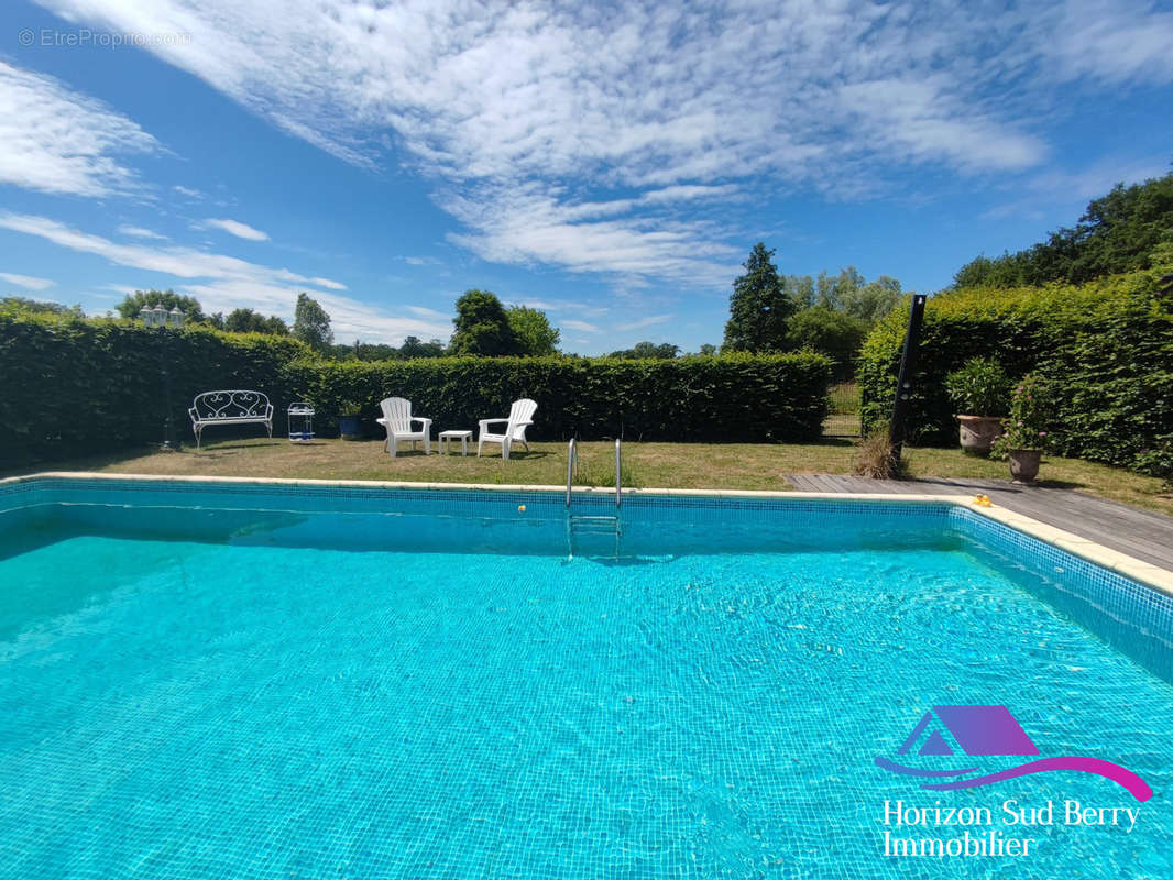 Piscine 8 m  sur 5.  - Maison à LE CHATELET