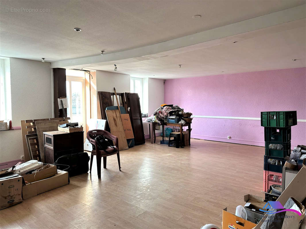 Commerce107 m² - Maison à BESSAIS-LE-FROMENTAL