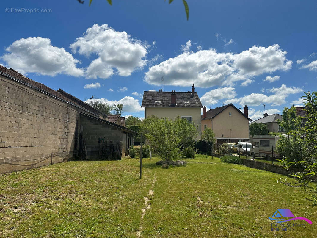 Arrière avec jardin  - Maison à ORVAL