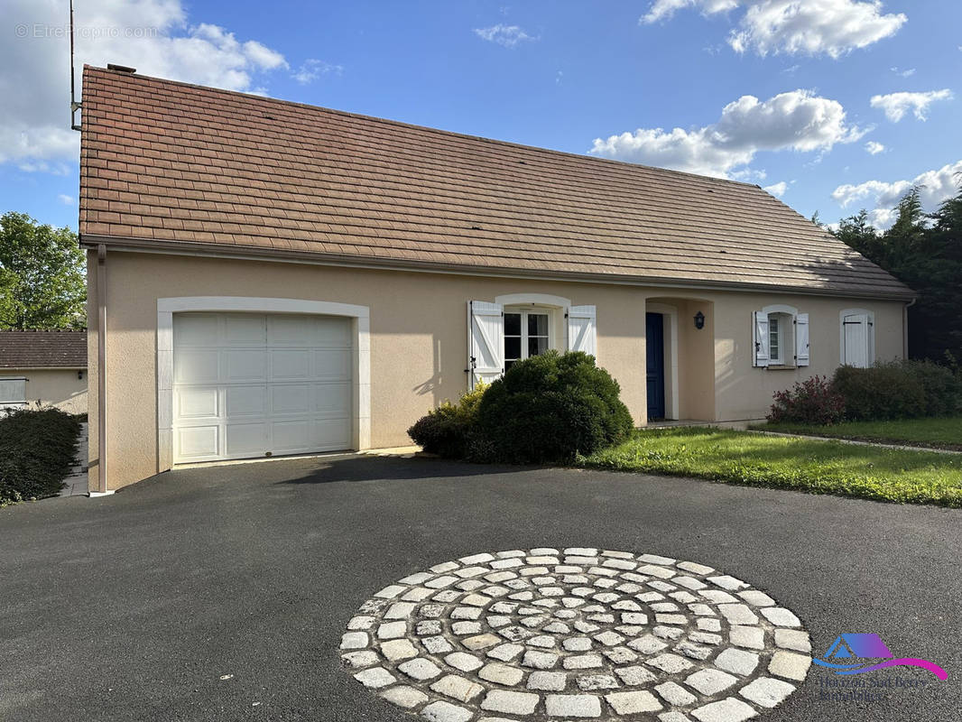 Façade de la maison avec garage  - Maison à CULAN