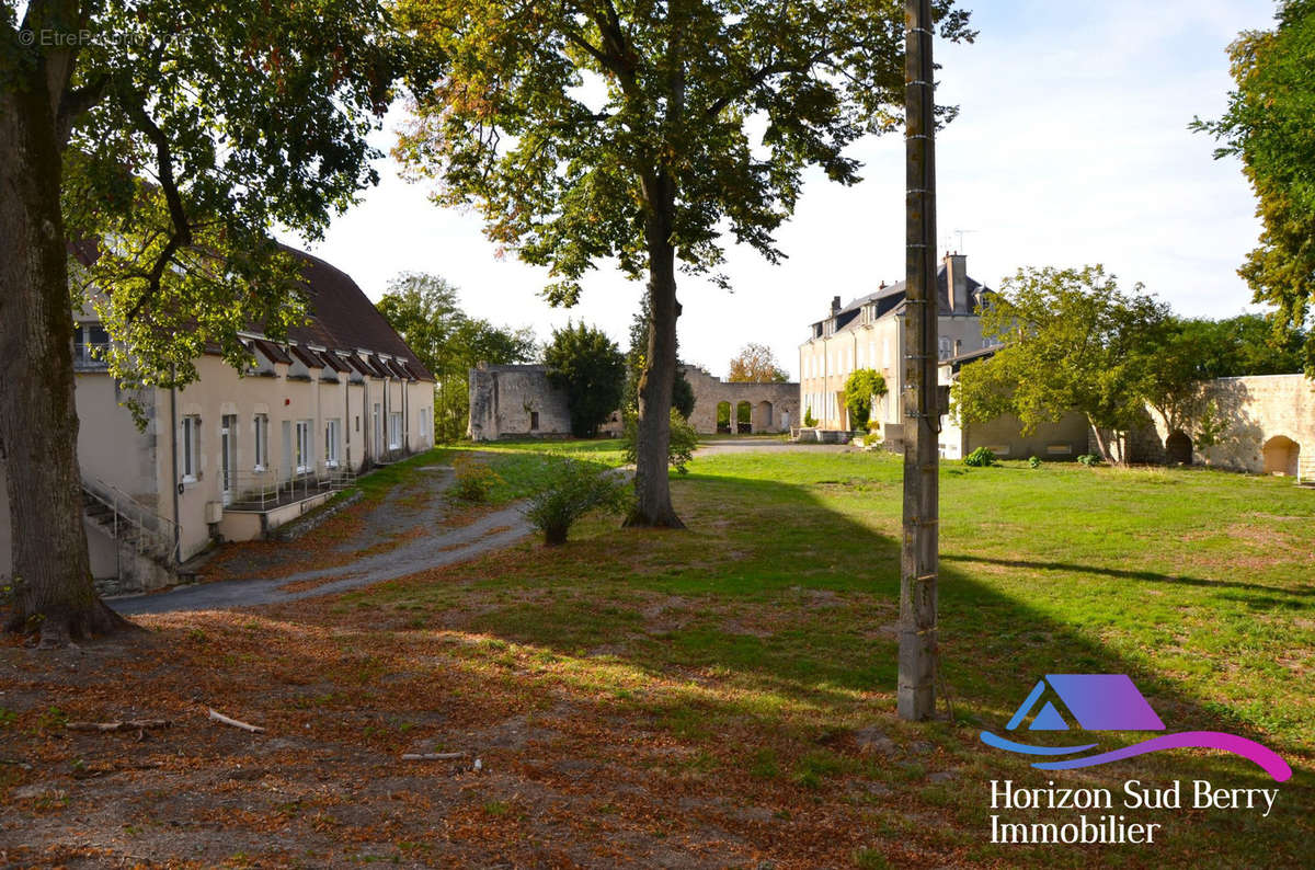 Parc, annexe, rempart ouest  et la grande maison - Maison à LE CHATELET