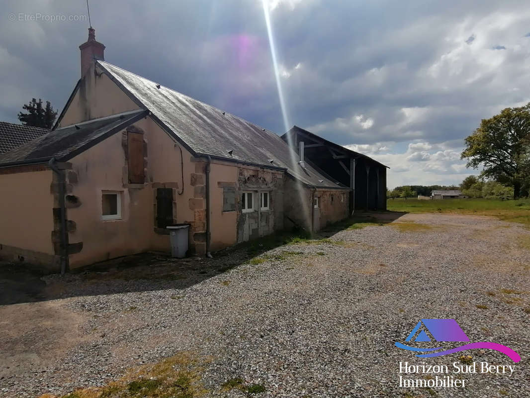 arrière habitation + hangar attenant - Maison à LIGNEROLLES