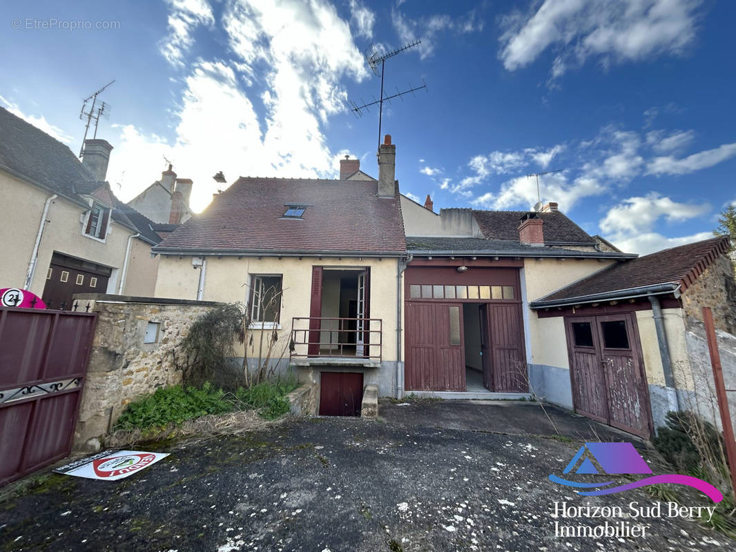 façade et cour - Maison à LA CHATRE