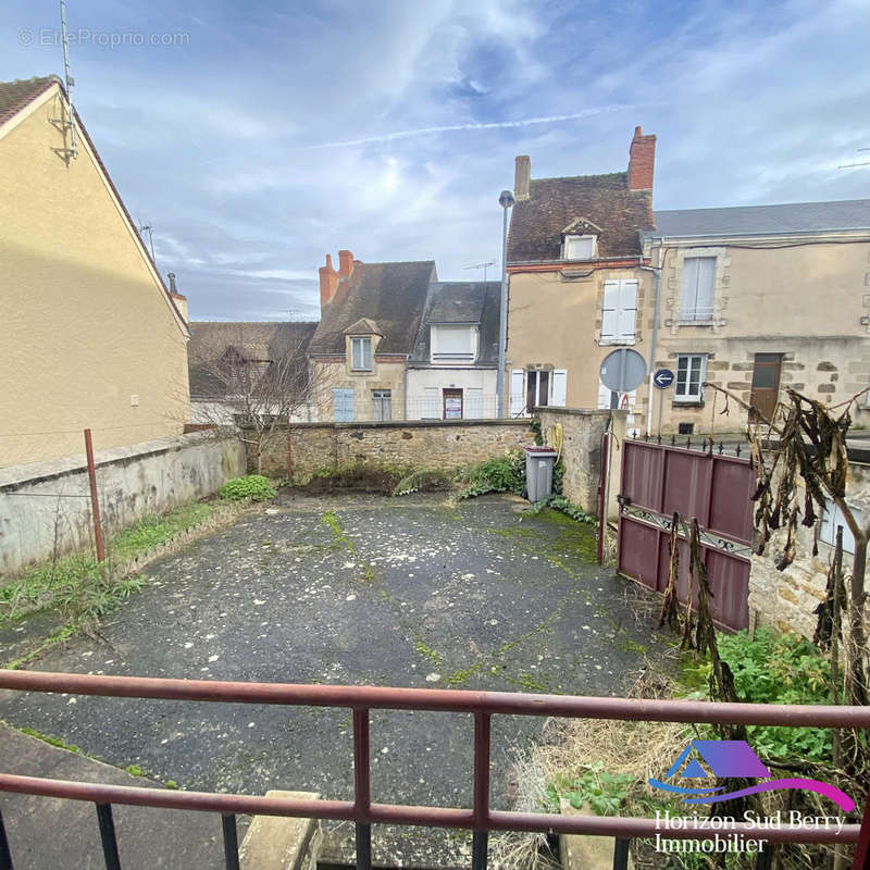 Terrasse et cour - Maison à LA CHATRE