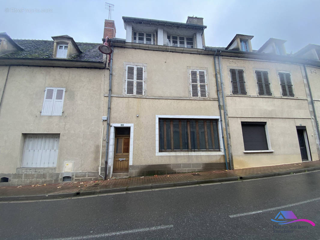 Vue de la rue - Maison à LE CHATELET