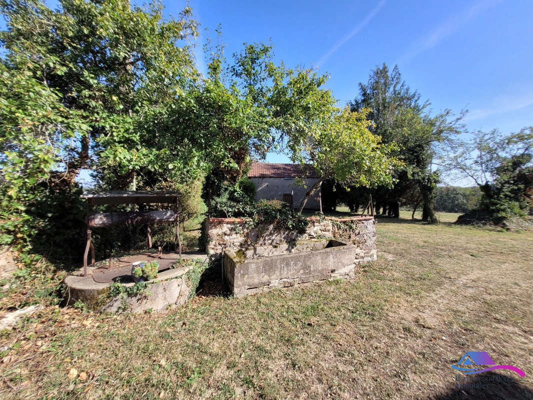 Puits avec lavoir - Maison à SAINT-SATURNIN