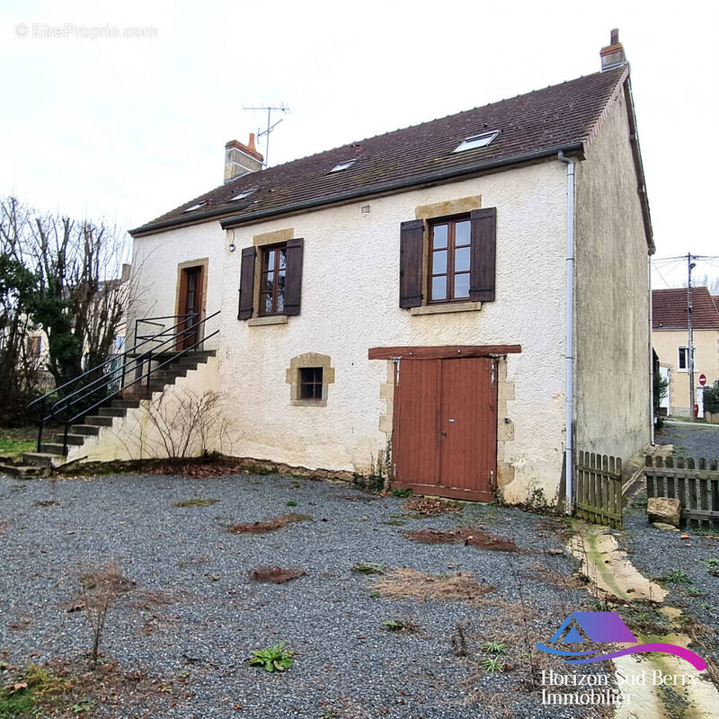 Façade arrière, accès garage et jardin - Maison à MONTGIVRAY