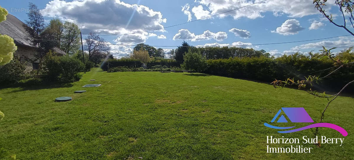 jardin à l&#039;arrière - Maison à DUN-LE-PALESTEL