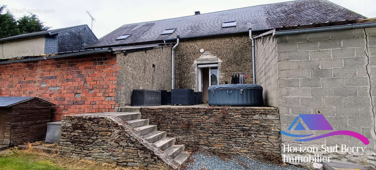 façade arrière avec terrasse  - Maison à PREVERANGES