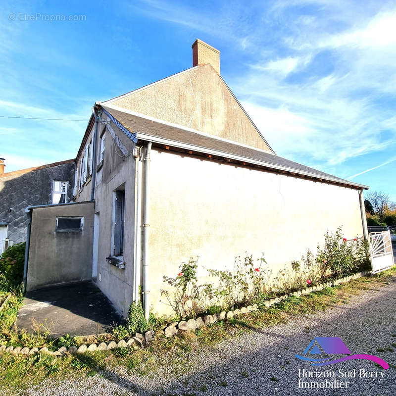 droit de passage pour accès sur l&#039;arrière - Maison à SAINT-DENIS-DE-JOUHET