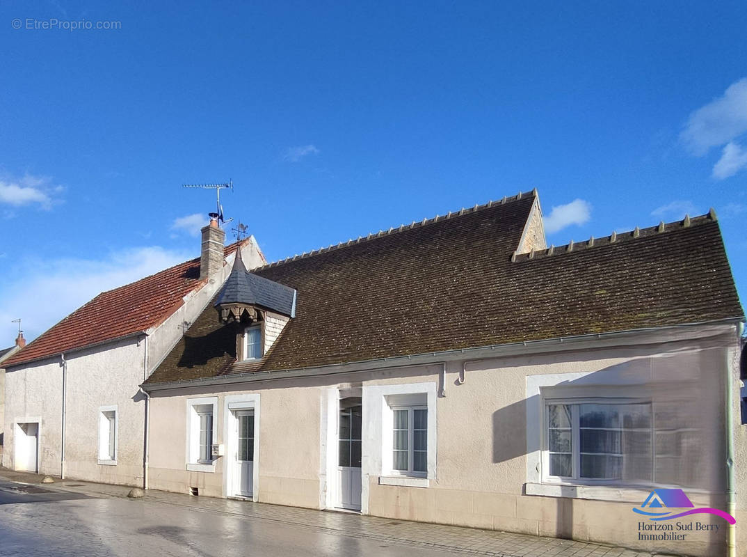 FACADE AVANT - Maison à LIGNIERES