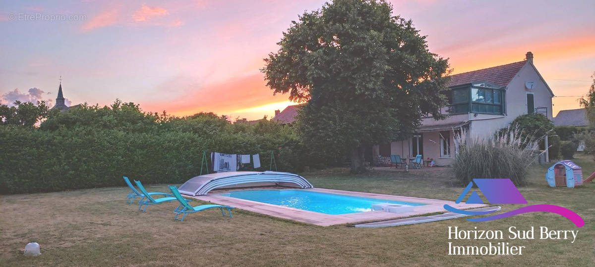 La piscine, vue terrasse et arrière de la maison - Maison à VESDUN