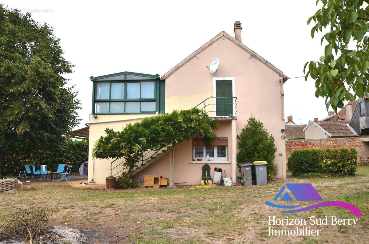 Maison vue de côté, accès à l&#039;étage - Maison à VESDUN