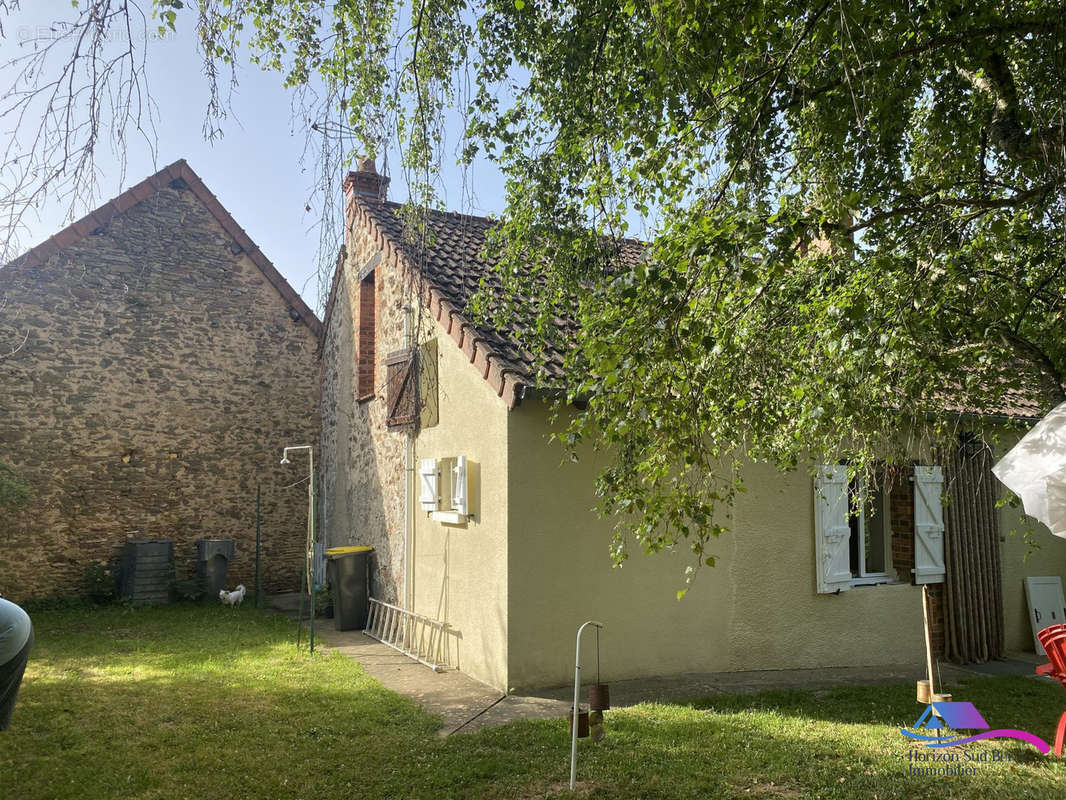 Arrière de la maison avec la grange - Maison à SIDIAILLES