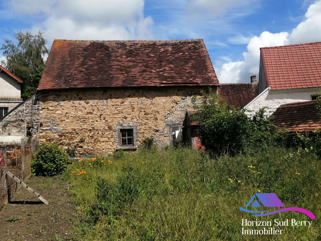 grange à l&#039;arrière - Maison à SAINT-DENIS-DE-JOUHET