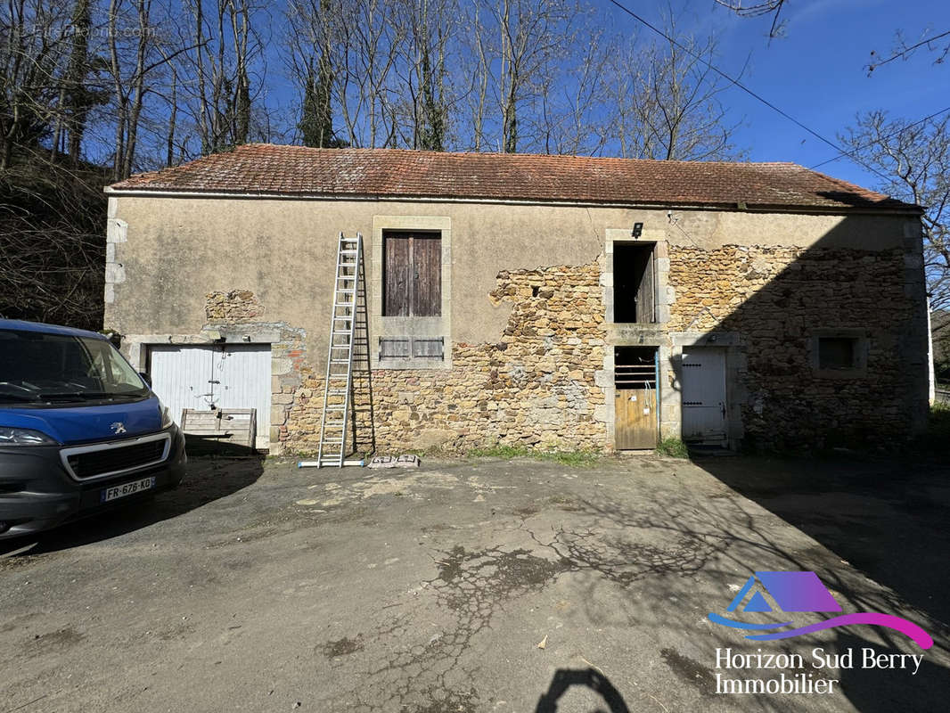 Garage et grange - Maison à SAINT-JEANVRIN