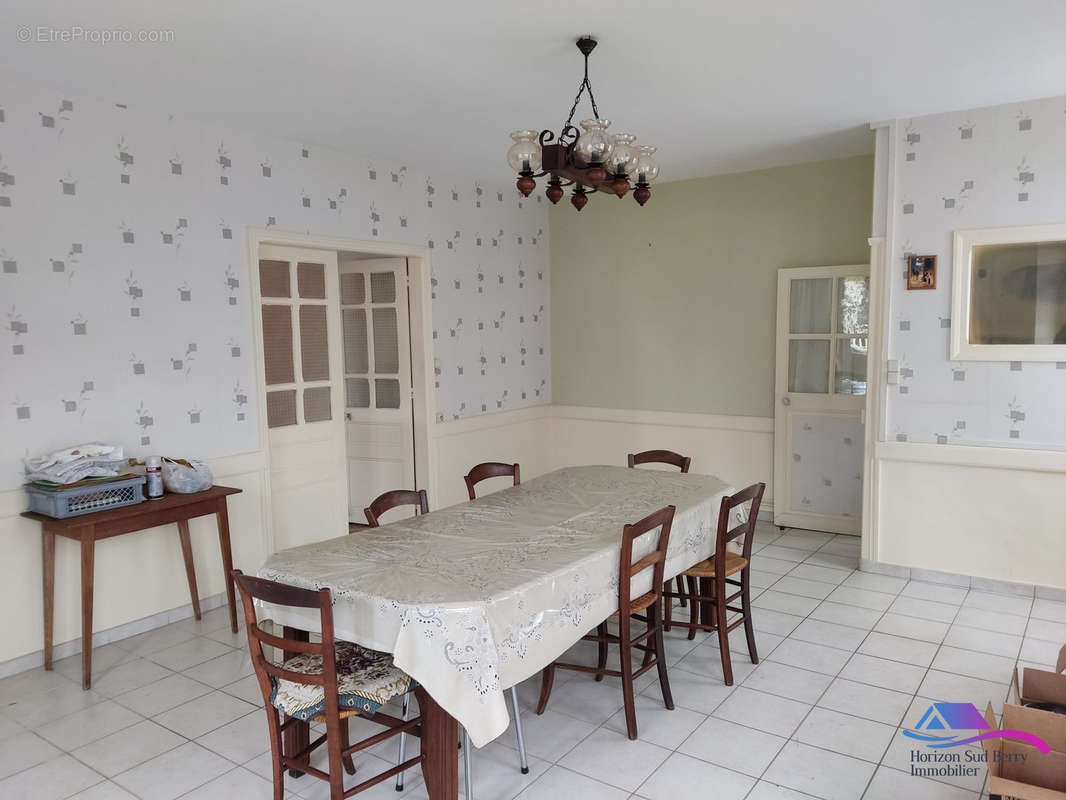 SALLE A MANGER - Maison à CHATEAUMEILLANT