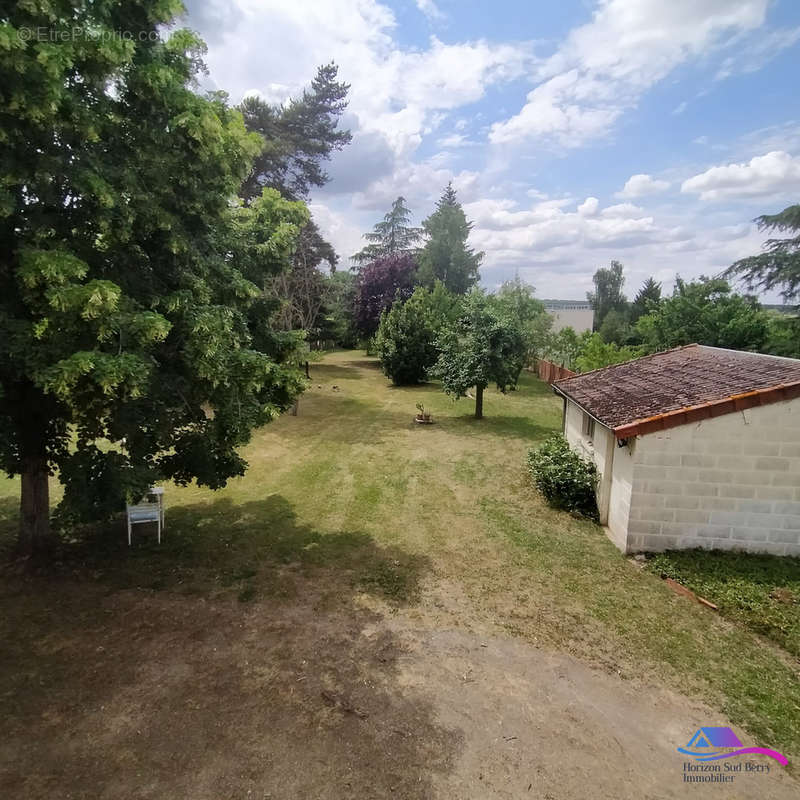 vue jardin depuis chambre - Maison à CHATEAUMEILLANT